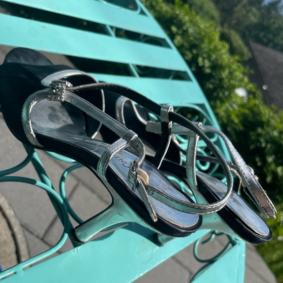 Low evening heels with diamonds - Picture 4 of 7